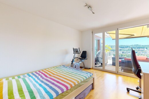 zimmer / schlafzimmer mit außenzugang, gipskartonwand, drywall, holzfußboden, und wood finish floor