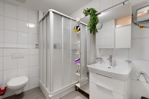 bad mit tile wall, fliesenwand, spiegel, komplettes badezimmer, und inside property