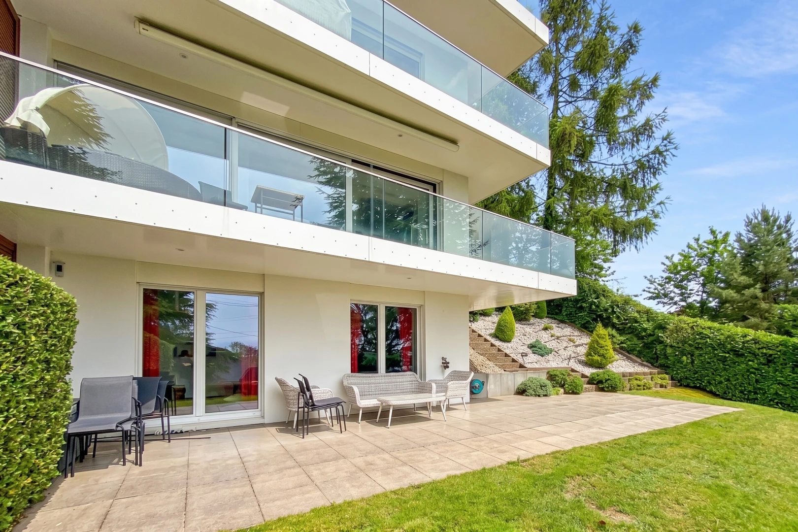façade avec balcon, terrasse, day time, et pelouse