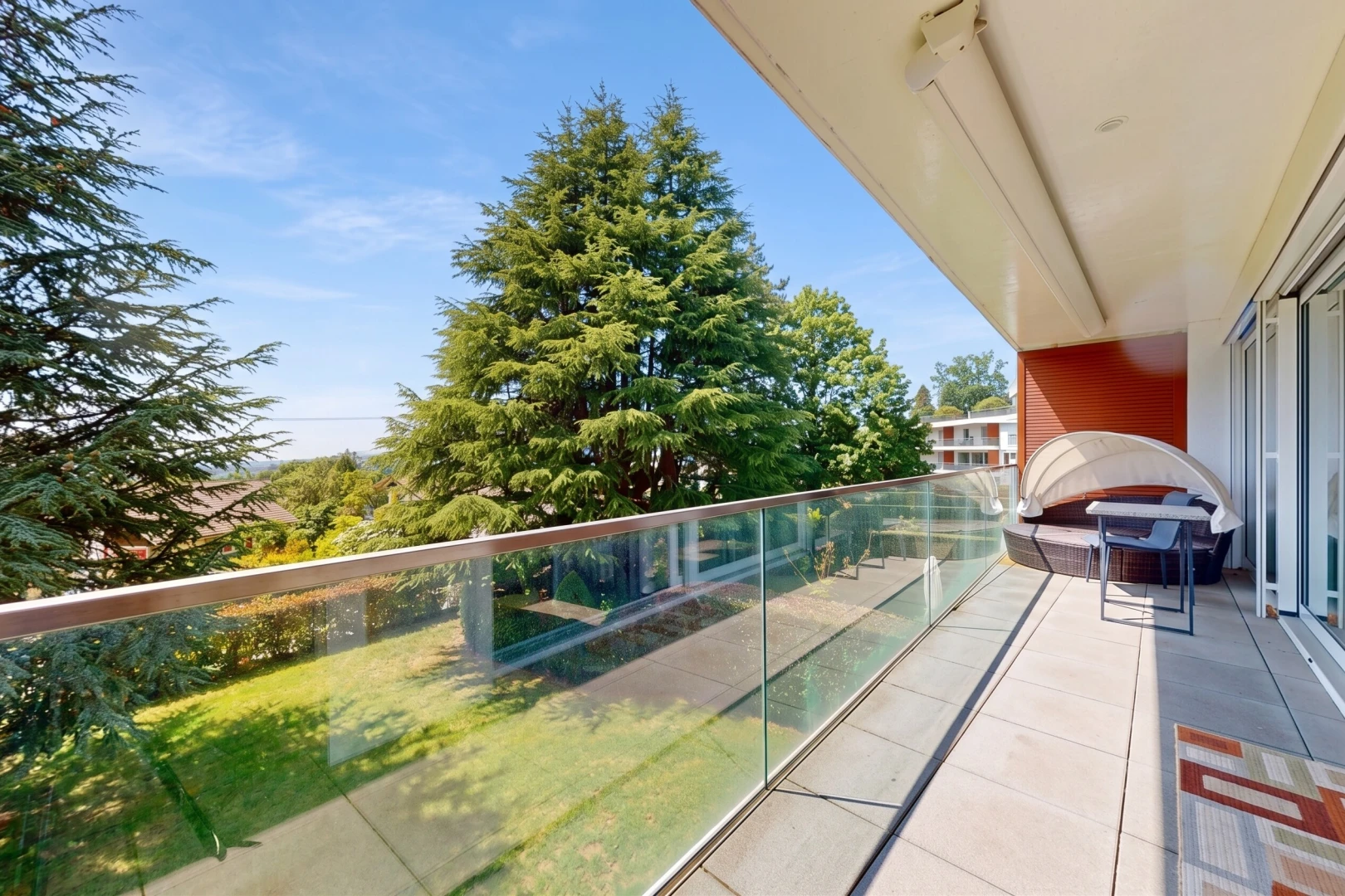 balcon avec balcon, from property, day time, et view focus