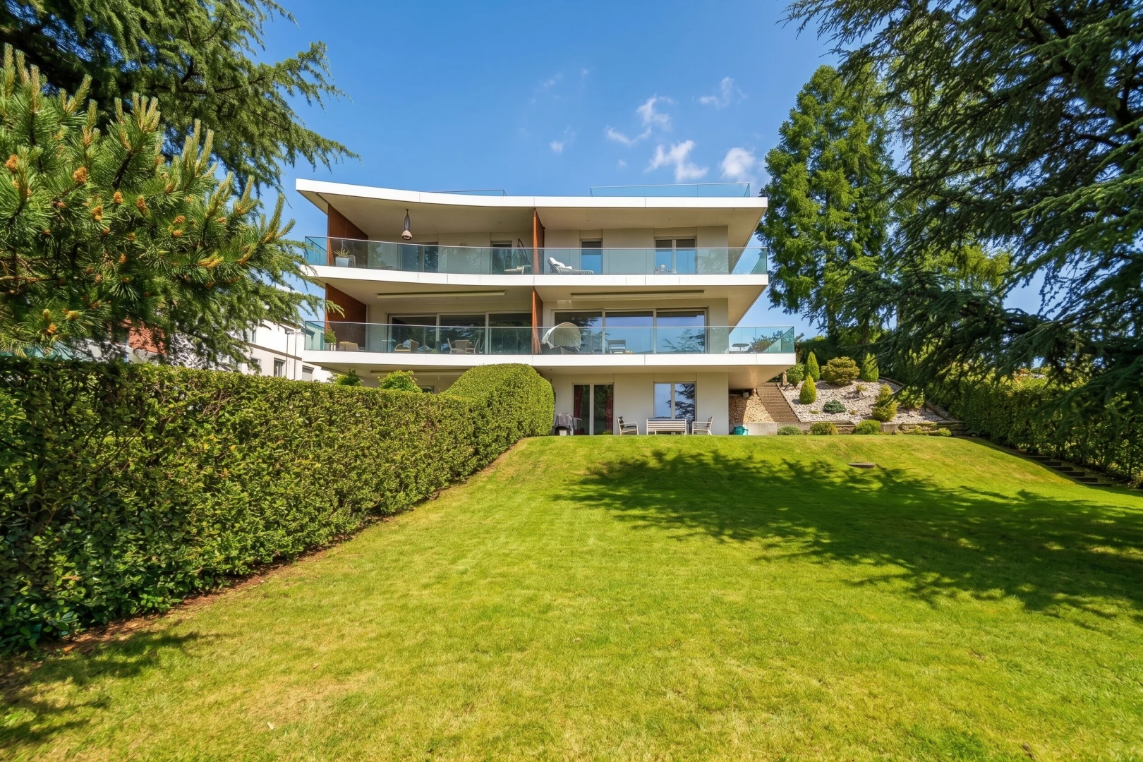 façade avec balcon, pelouse, et day time