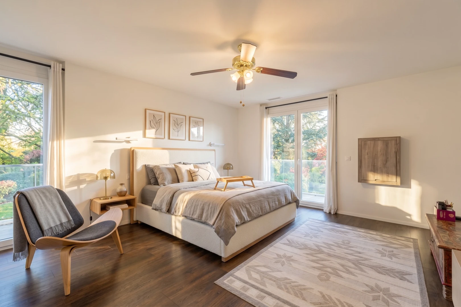 chambre avec accès à l'extérieur, drywall, cloison sèche, ventilateur de plafond, et dark floor