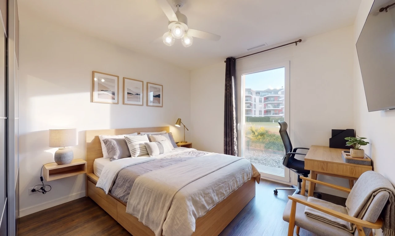 chambre avec télévision, ventilateur de plafond, drywall, cloison sèche, et wood finish floor