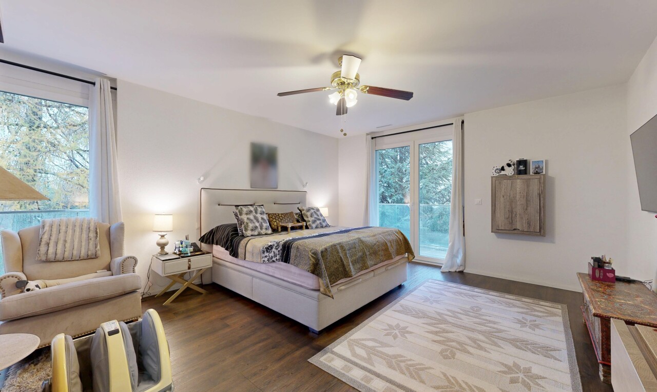 chambre avec accès à l'extérieur, inside property, drywall, cloison sèche, et natural light