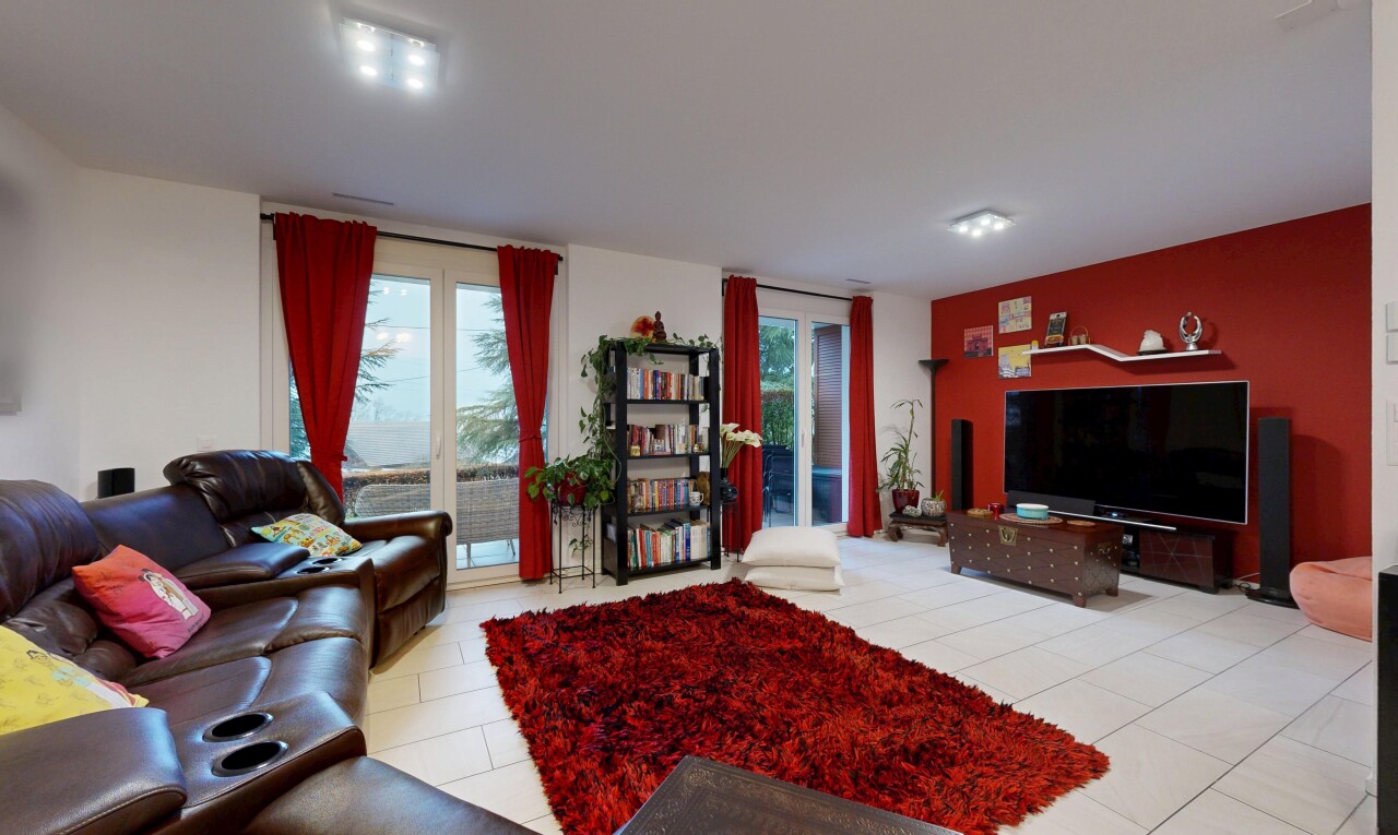 salon avec télévision, cloison sèche, drywall, inside property, et lumière naturelle