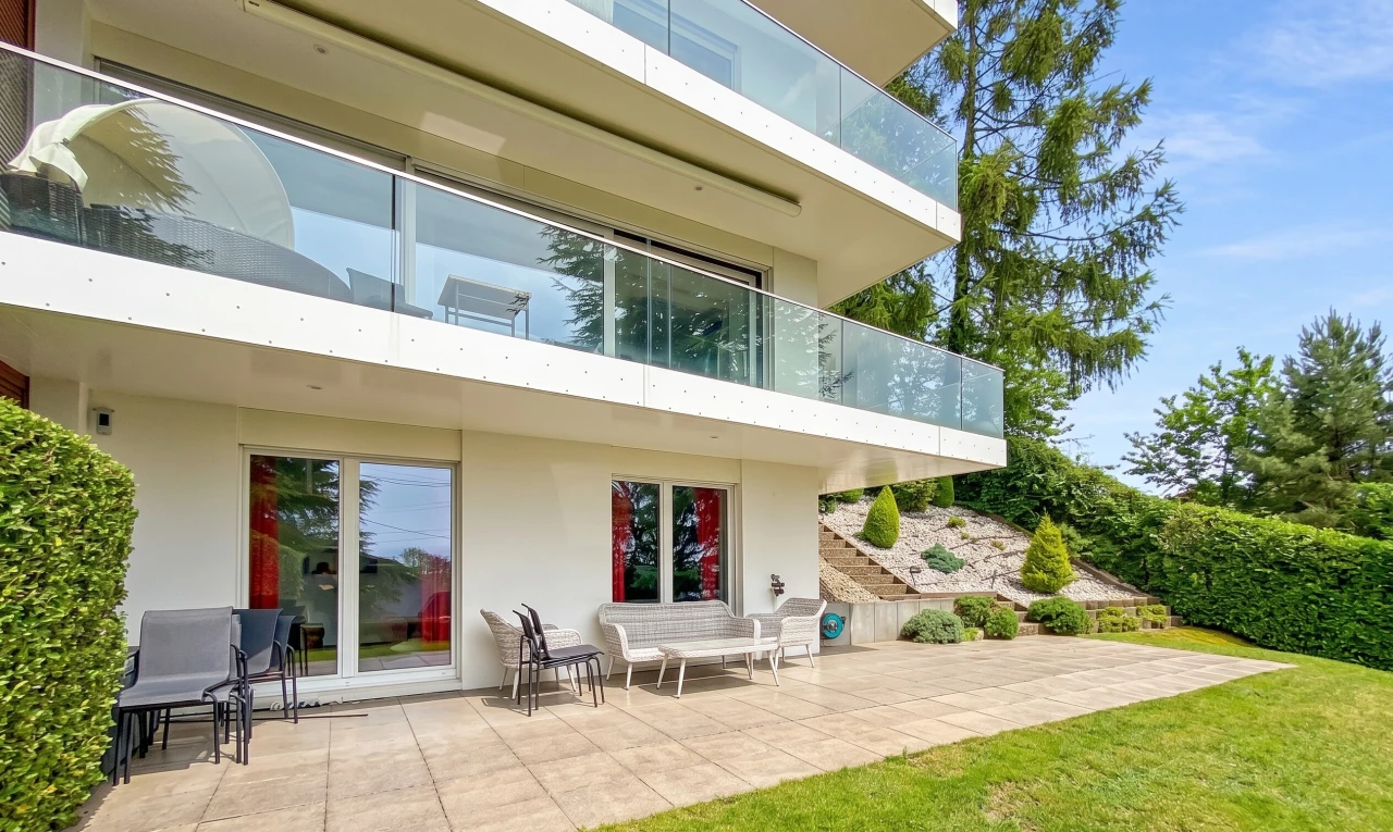 façade avec balcon, terrasse, day time, et pelouse