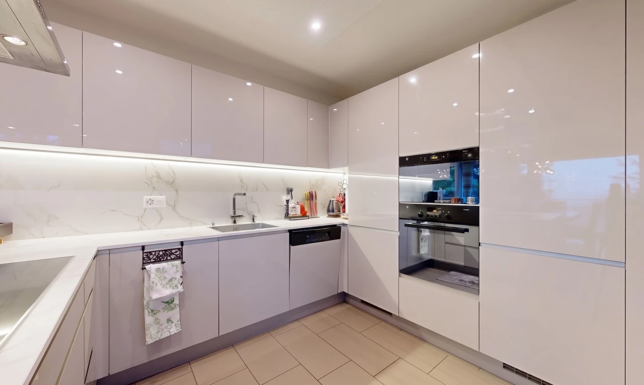 cuisine avec light floor, four, light countertops, hotte, et évier