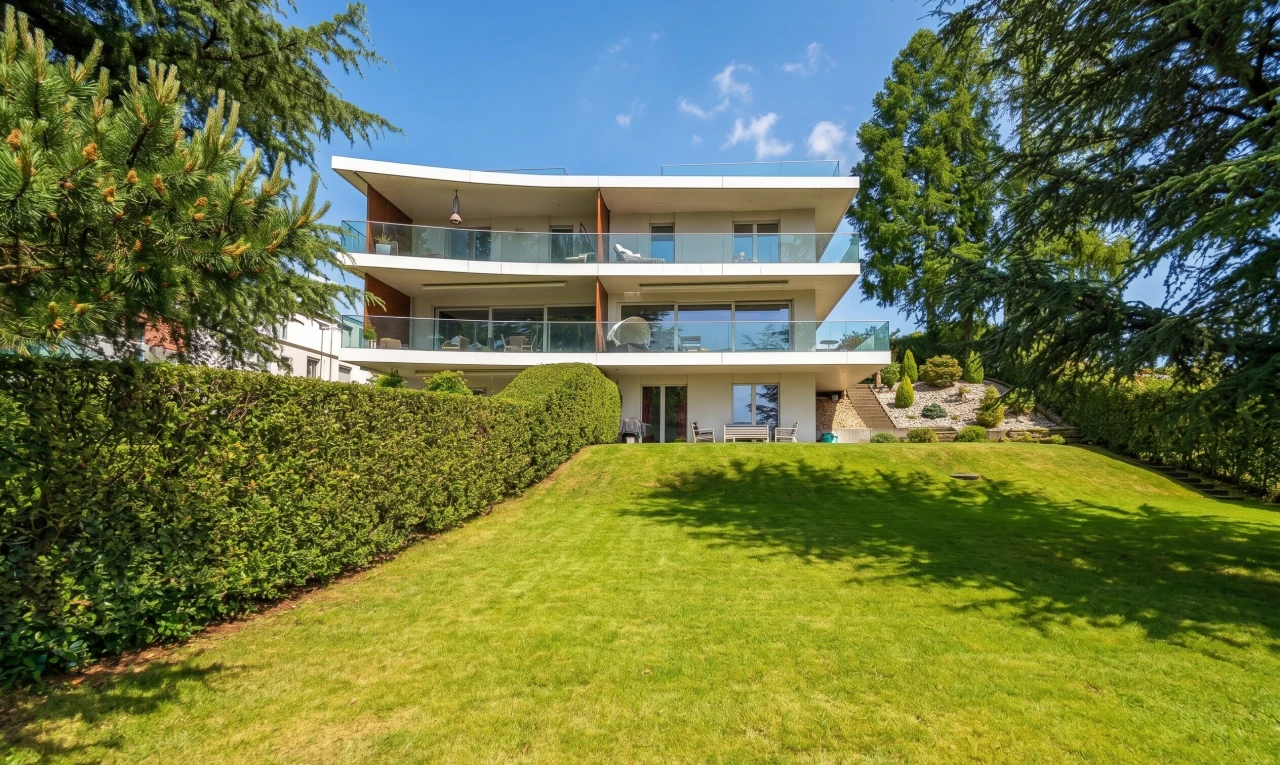 façade avec balcon, pelouse, et day time