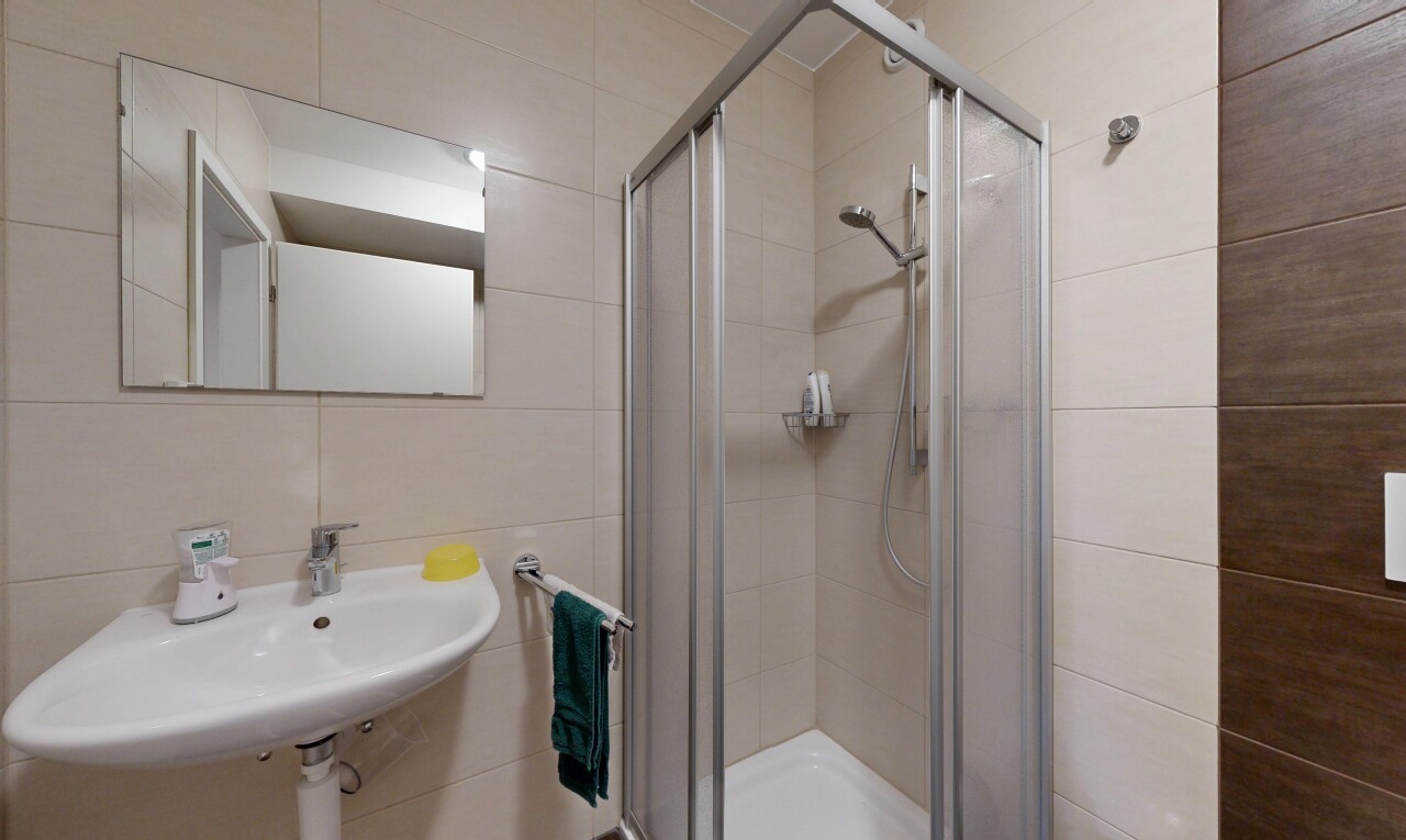 salle de bains avec miroir, inside community, salle de bain complète, évier, et douche