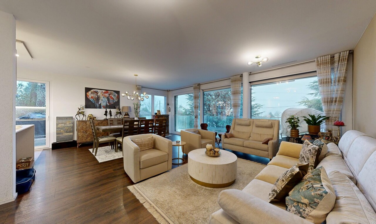 salon / salle à manger avec lustre remarquable, inside property, natural light, lumière naturelle, et wood finish floor