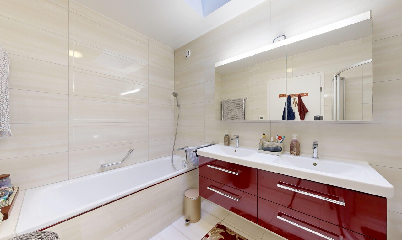 salle de bains avec double vasque, salle de bain complète, mur en carrelage, tile wall, et inside property