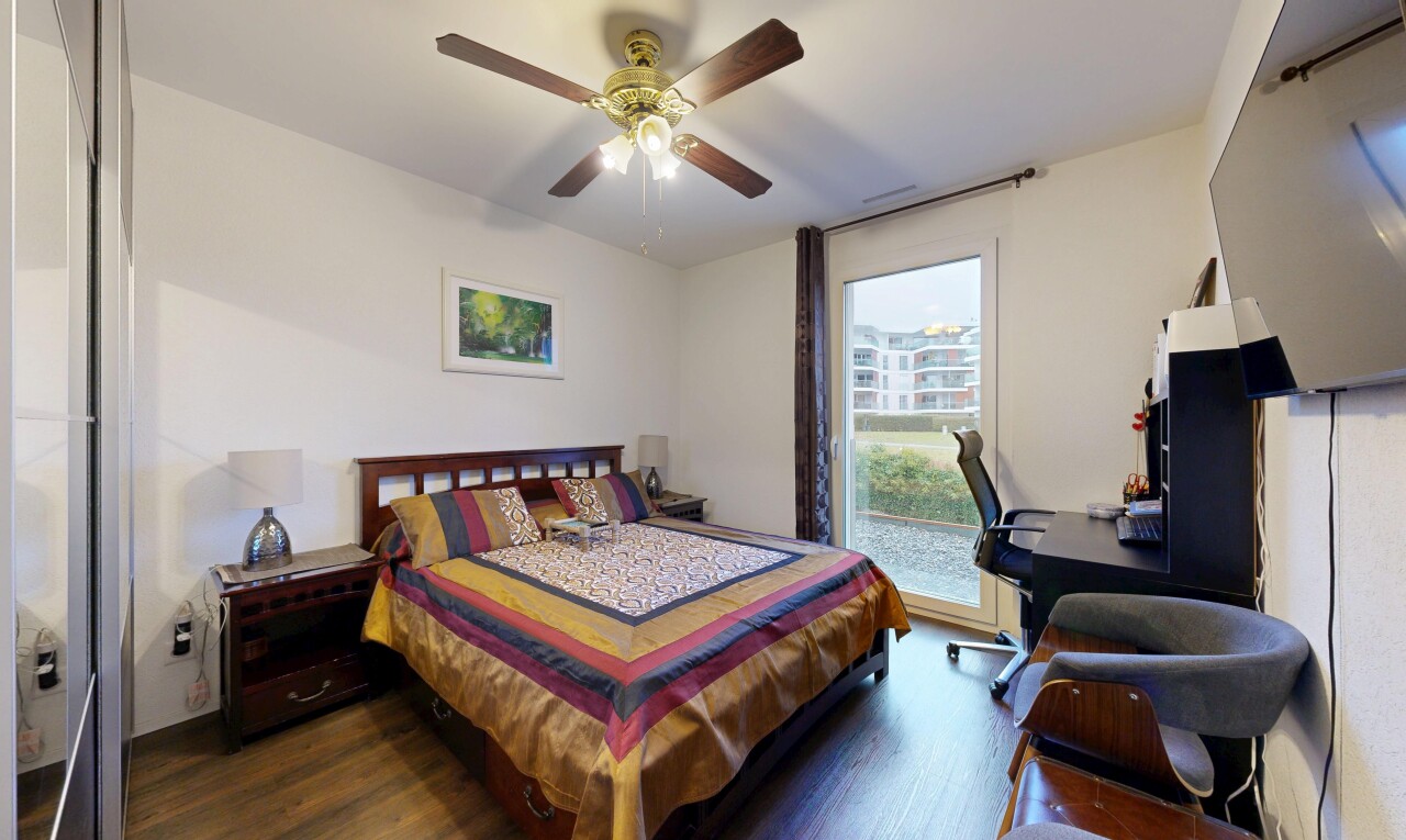 chambre avec accès à l'extérieur, télévision, inside property, cloison sèche, et drywall