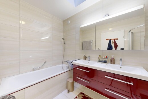 salle de bains avec double vasque, salle de bain complète, mur en carrelage, tile wall, et inside property