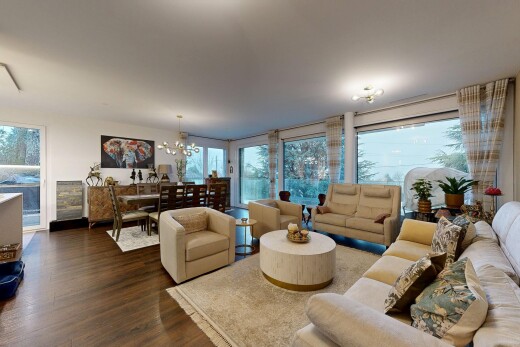 salon / salle à manger avec lustre remarquable, inside property, natural light, lumière naturelle, et wood finish floor