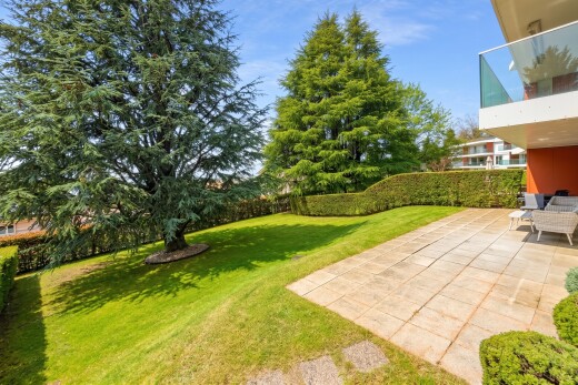 jardin avec pelouse, from property, terrasse, clôture, et day time