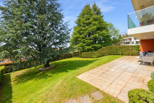 jardin avec pelouse, from property, terrasse, clôture, et day time