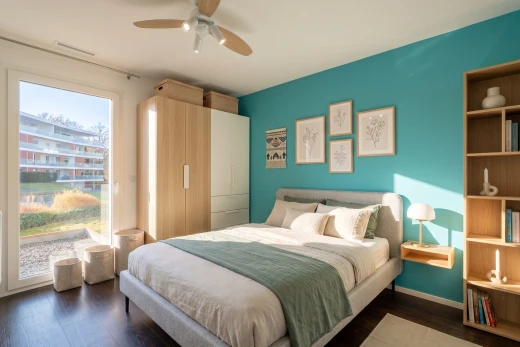 chambre avec ventilateur de plafond, cloison sèche, drywall, dark floor, et inside property