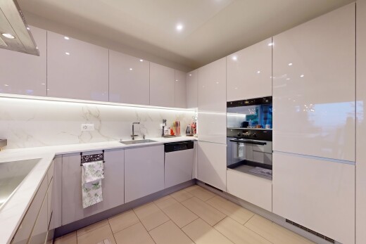 cuisine avec light floor, four, light countertops, hotte, et évier