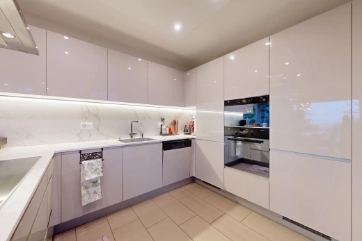 cuisine avec light floor, four, light countertops, hotte, et évier
