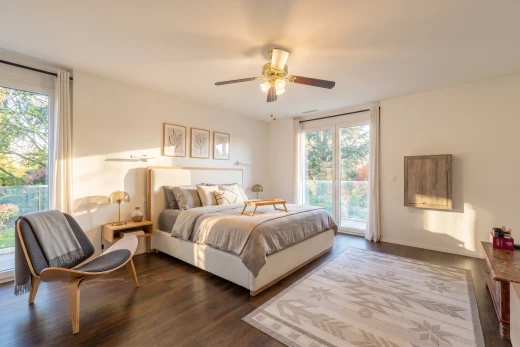 chambre avec accès à l'extérieur, drywall, cloison sèche, ventilateur de plafond, et dark floor