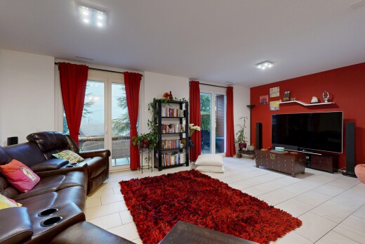 salon avec télévision, cloison sèche, drywall, inside property, et lumière naturelle