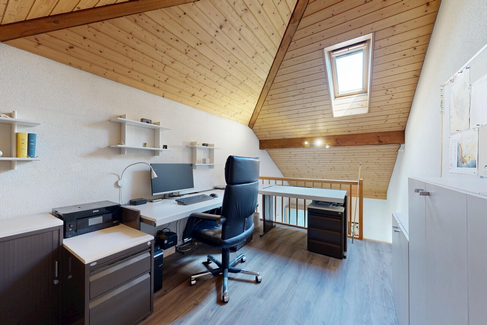 büro mit high end ceiling, holzdecke, wood ceiling, dachboden, und dachschräge