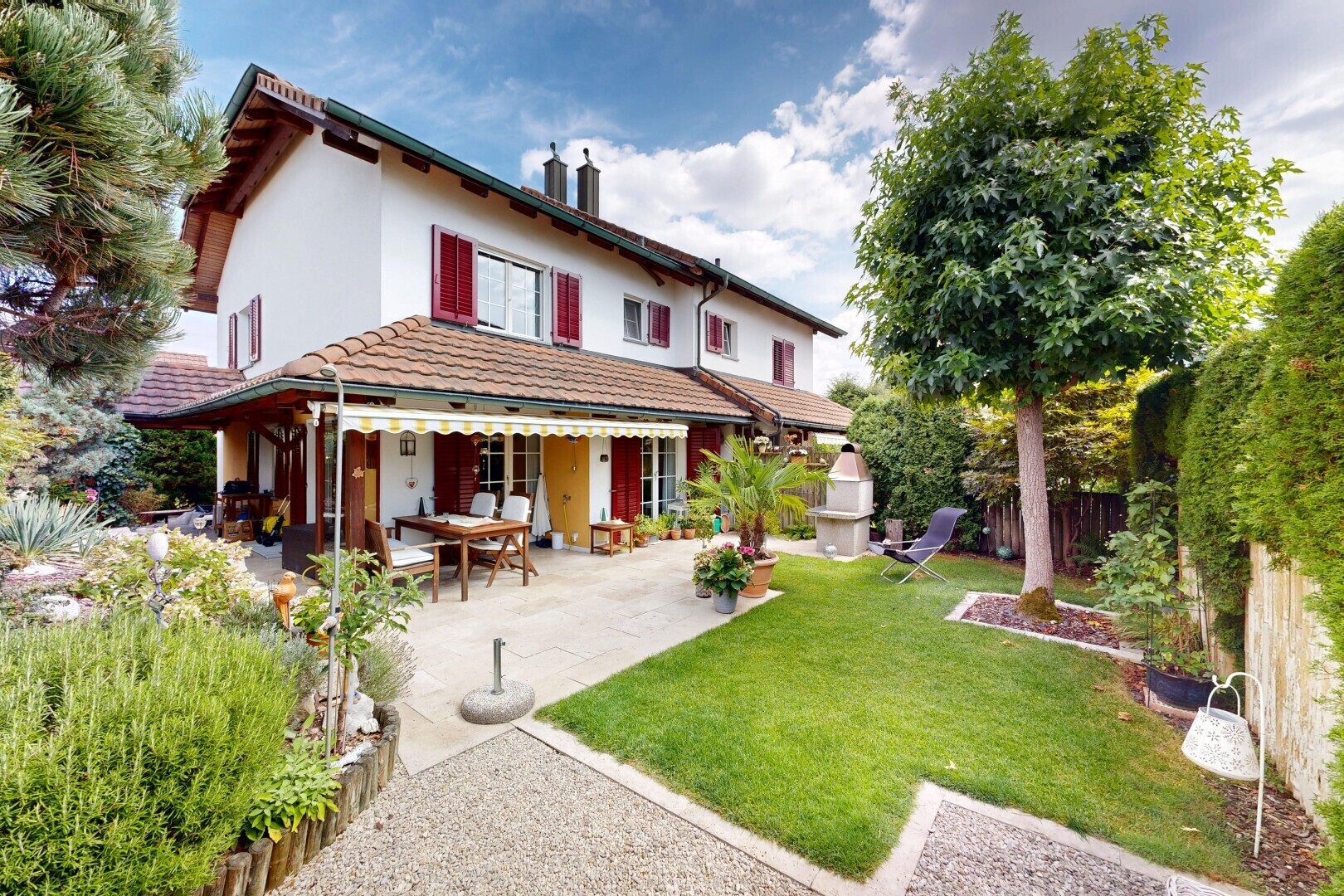 außenansicht mit rasen, property visible, ziegeldach, zaun, und from property