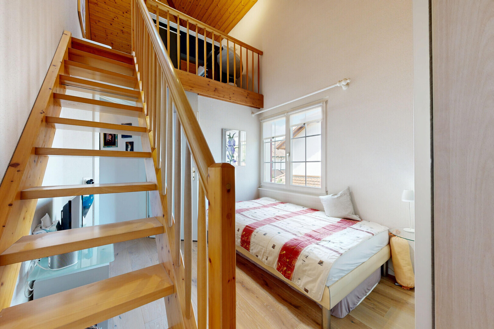 treppe mit wood finish floor, holzfußboden, high ceiling, hohe decke, und treppen