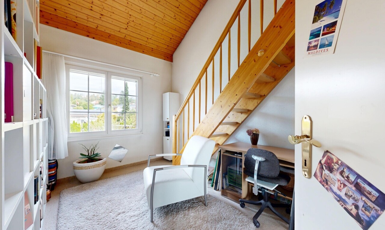 wohnzimmer mit vaulted ceiling, dachschräge, wood ceiling, holzdecke, und high ceiling
