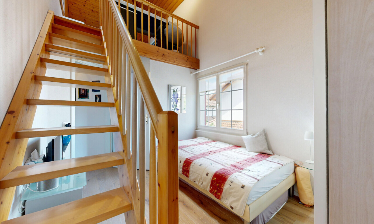 treppe mit wood finish floor, holzfußboden, high ceiling, hohe decke, und treppen