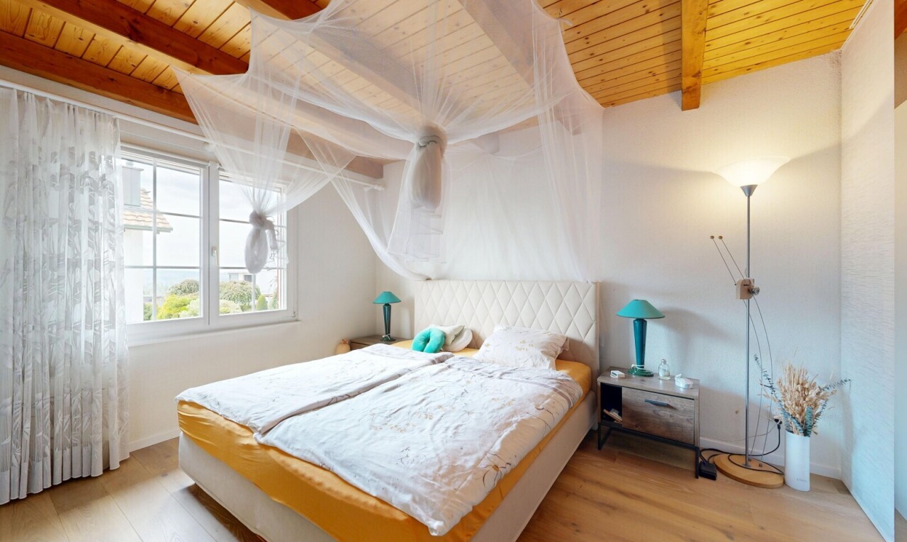 zimmer / schlafzimmer mit beamed ceiling, balkendecke, wood ceiling, holzdecke, und wood finish floor