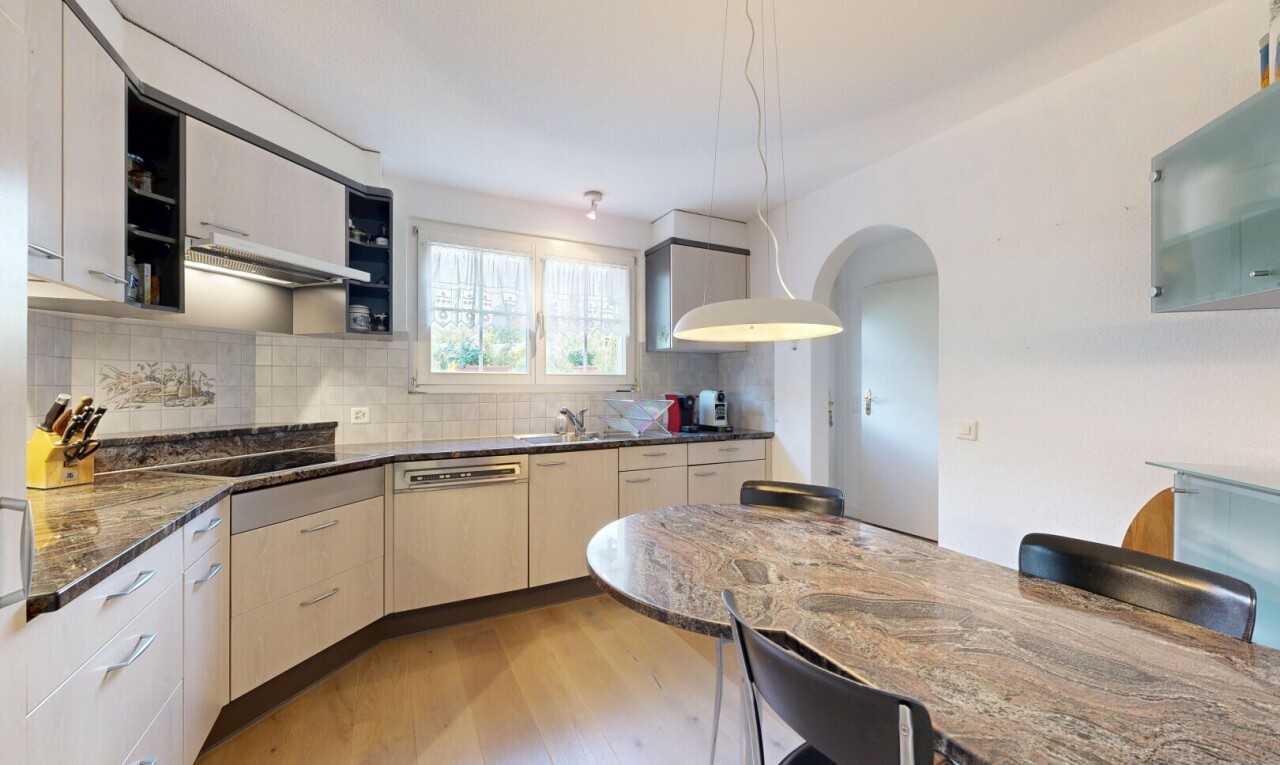 küche mit curved countertops, gewölbte gehwege, küchenrückwand beim Herd, küchenrückwand beim herd, und light floor