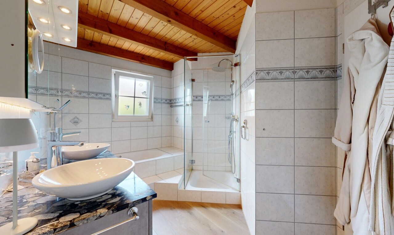bad mit tile wall, fliesenwand, dusche, doppelwaschtisch, und komplettes badezimmer