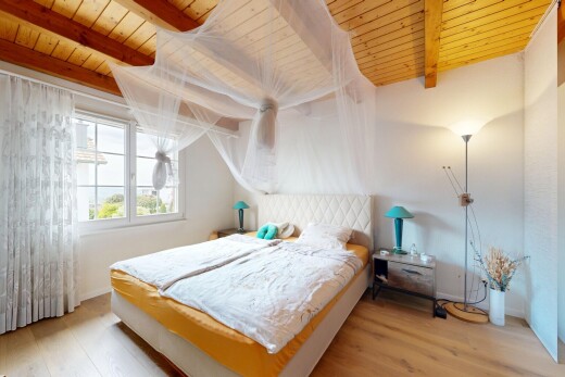 zimmer / schlafzimmer mit beamed ceiling, balkendecke, wood ceiling, holzdecke, und wood finish floor