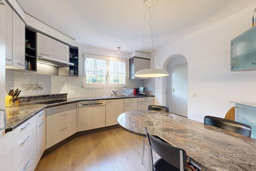 küche mit curved countertops, gewölbte gehwege, küchenrückwand beim Herd, küchenrückwand beim herd, und light floor
