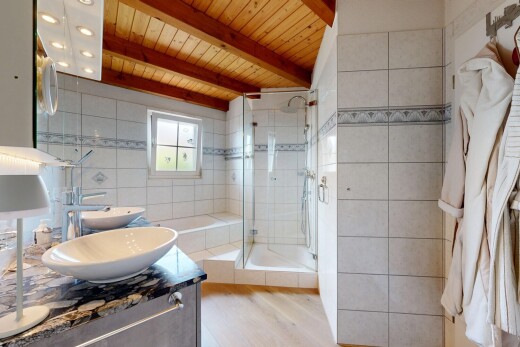 bad mit tile wall, fliesenwand, dusche, doppelwaschtisch, und komplettes badezimmer