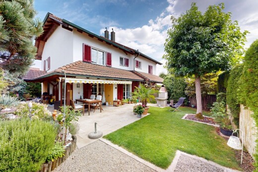 außenansicht mit rasen, property visible, ziegeldach, zaun, und from property