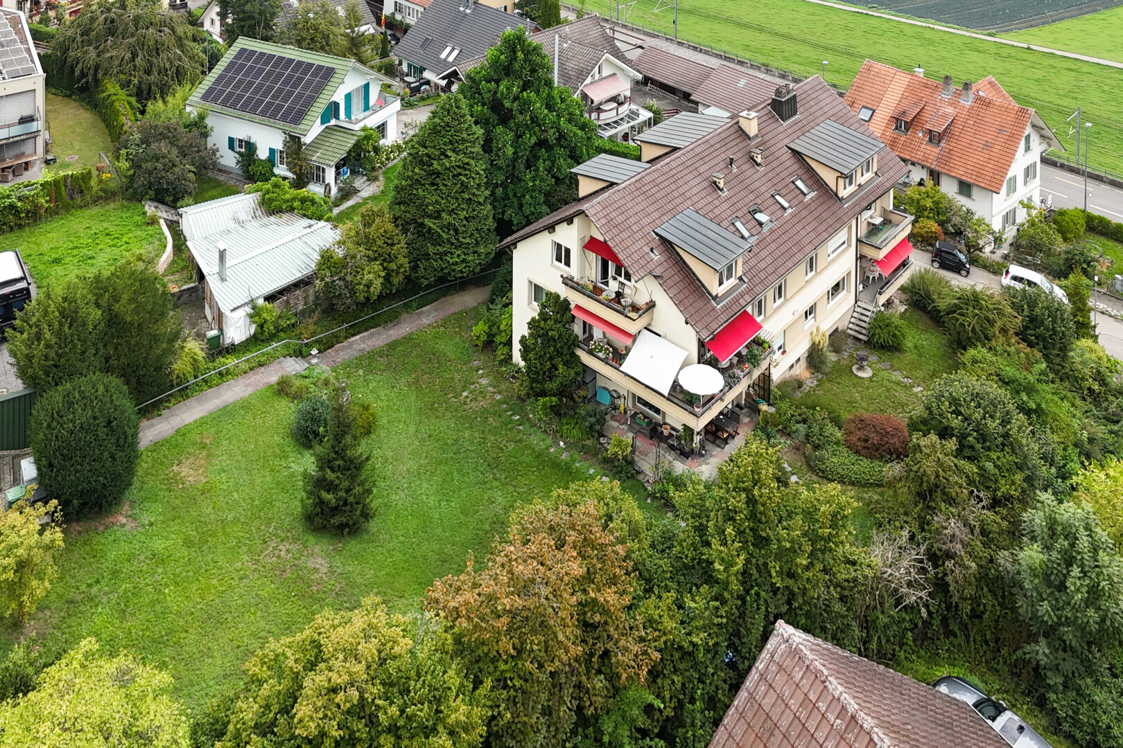 façade avec pelouse, vue résidentielle, et residential view