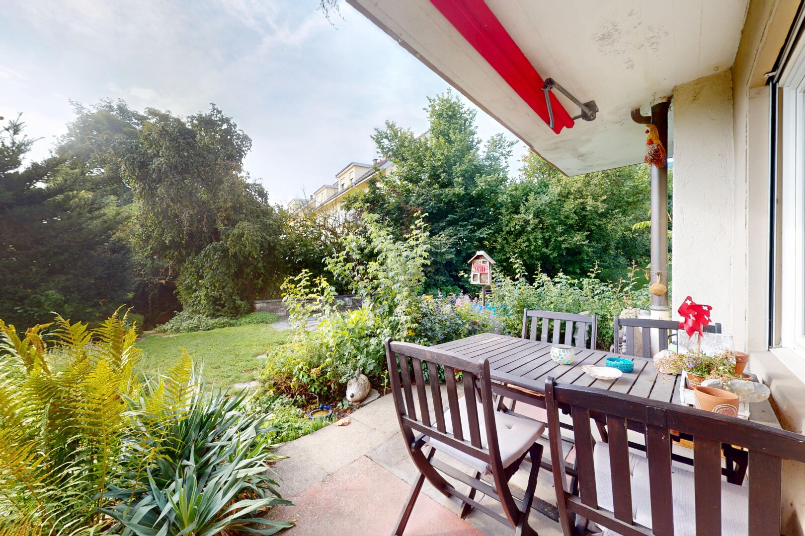 terrasse avec terrasse, from property, coin repas extérieur, pelouse, et woods view