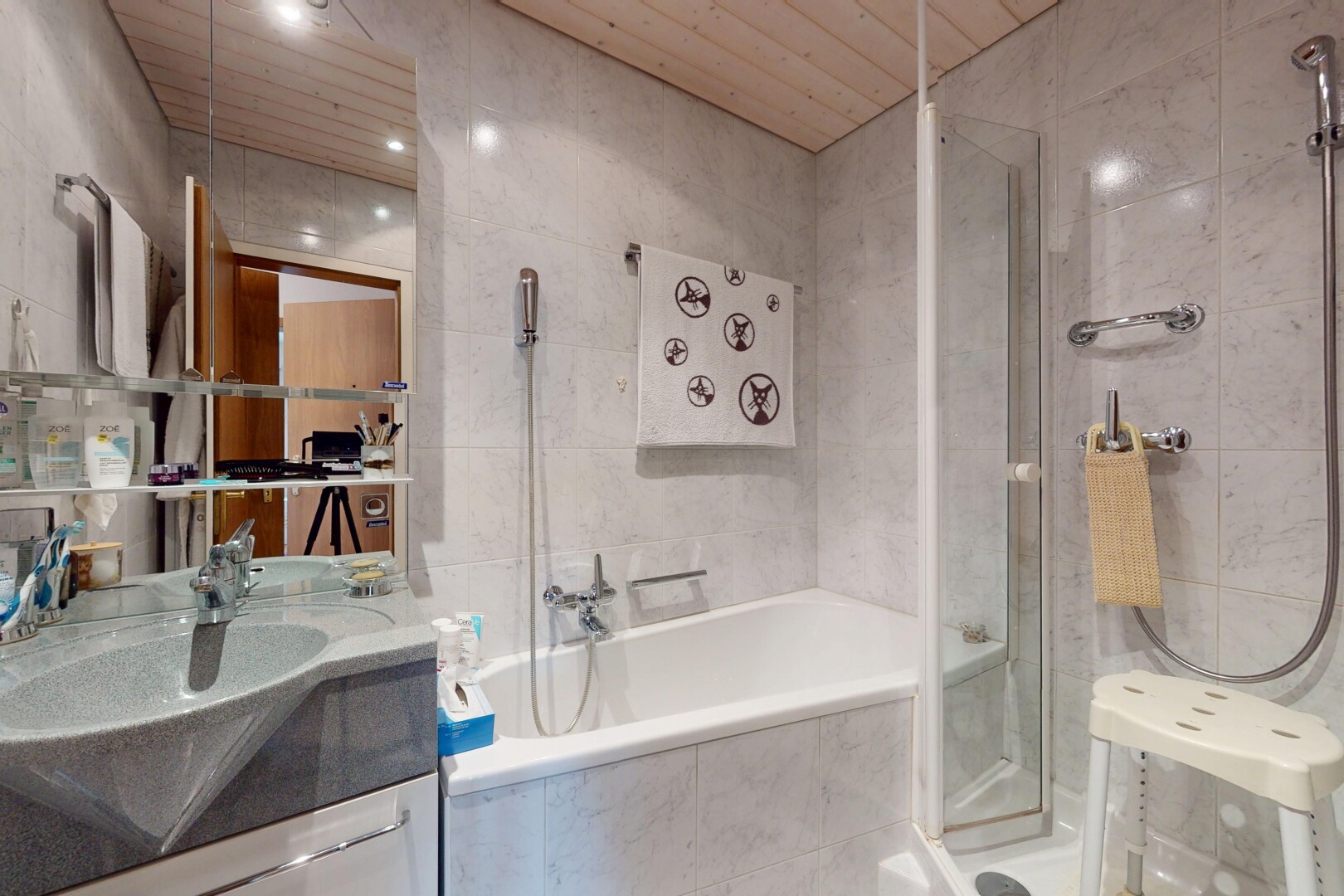 salle de bains avec tile tub, douche, mur en carrelage, tile wall, et inside property