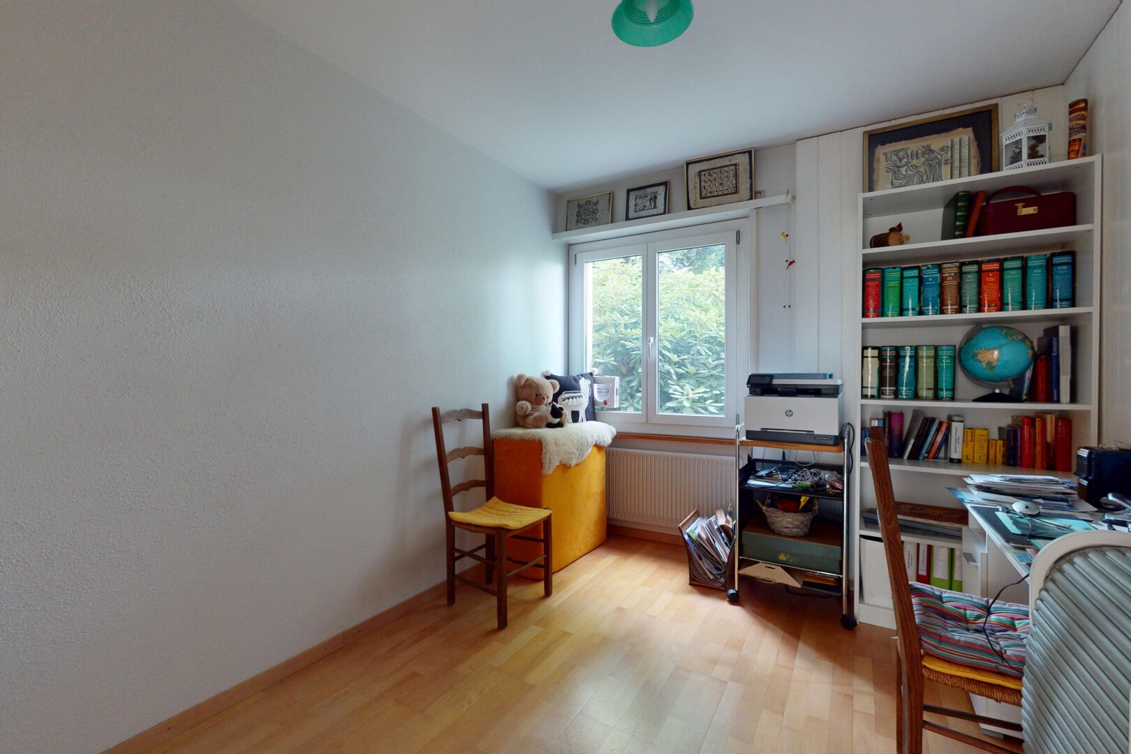 bureau avec sol en finition bois, wood finish floor, radiateur, lumière naturelle, et natural light