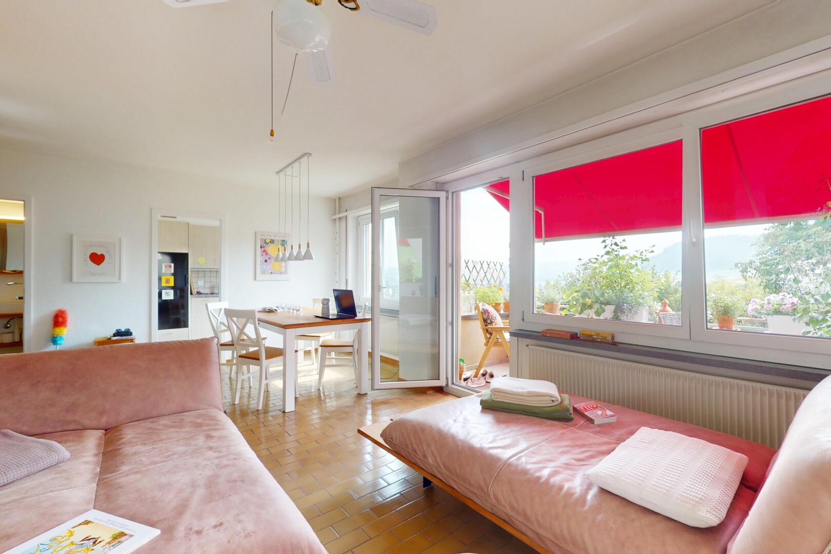 salon / salle à manger avec radiateur, inside property, natural light, lumière naturelle, et ventilateur de plafond