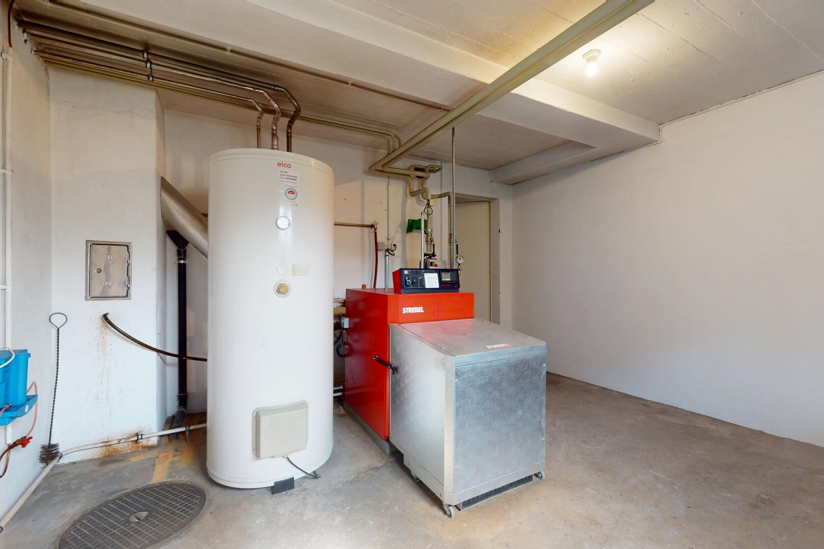 buanderie avec concrete floor, chauffe-eau, inside property, unfinished concrete floor, et drywall