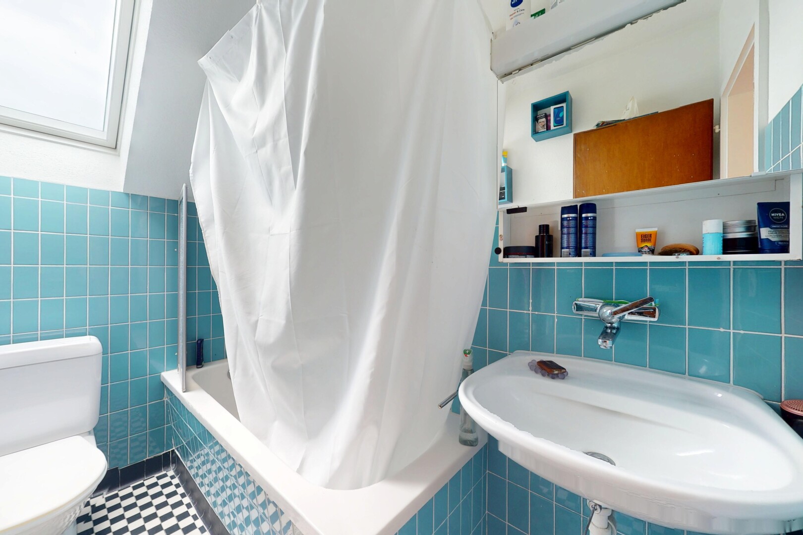 salle de bains avec tile wall, mur en carrelage, douche-bain combinés, miroir, et évier