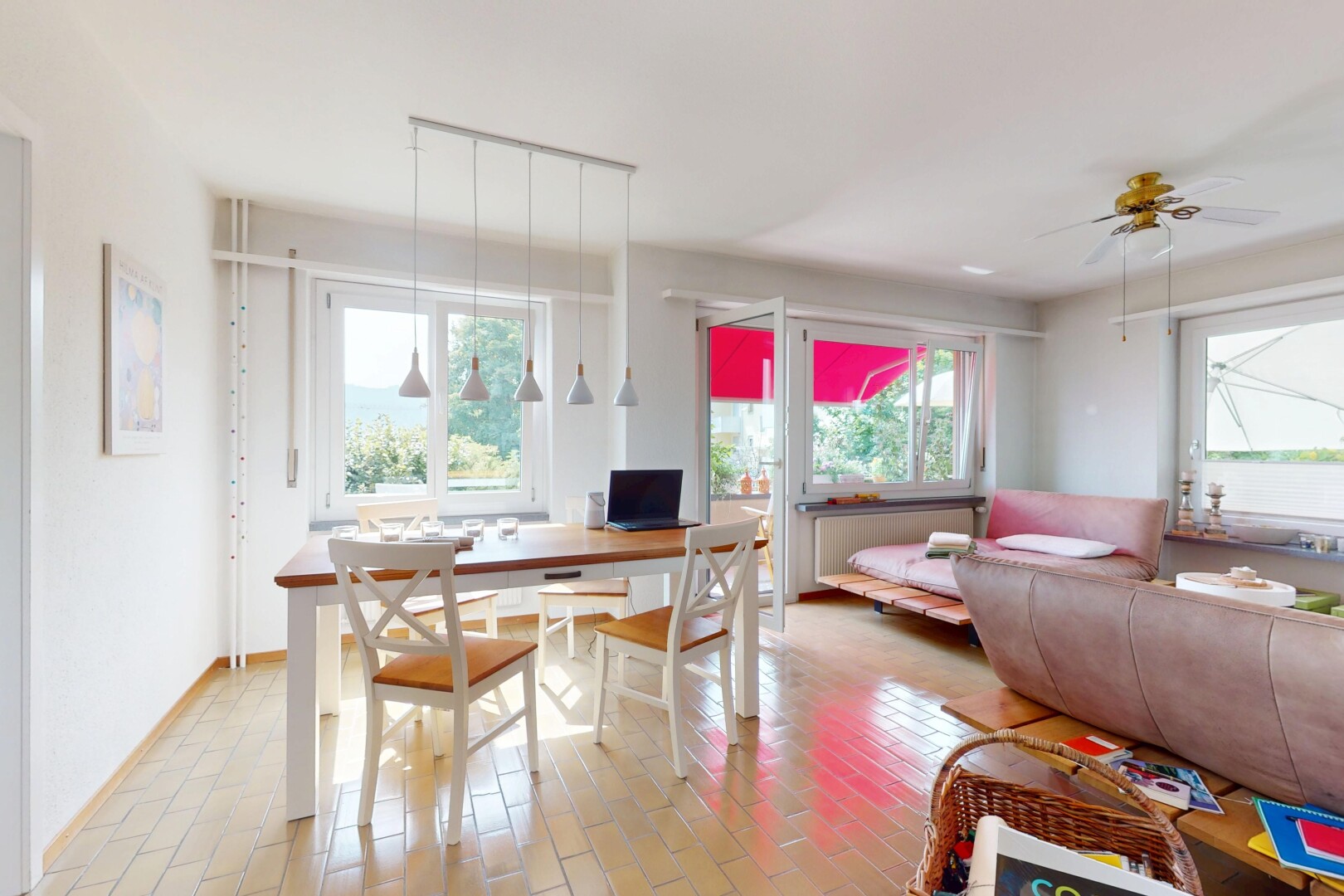 salon / salle à manger avec natural light, lumière naturelle, inside property, ventilateur de plafond, et drywall