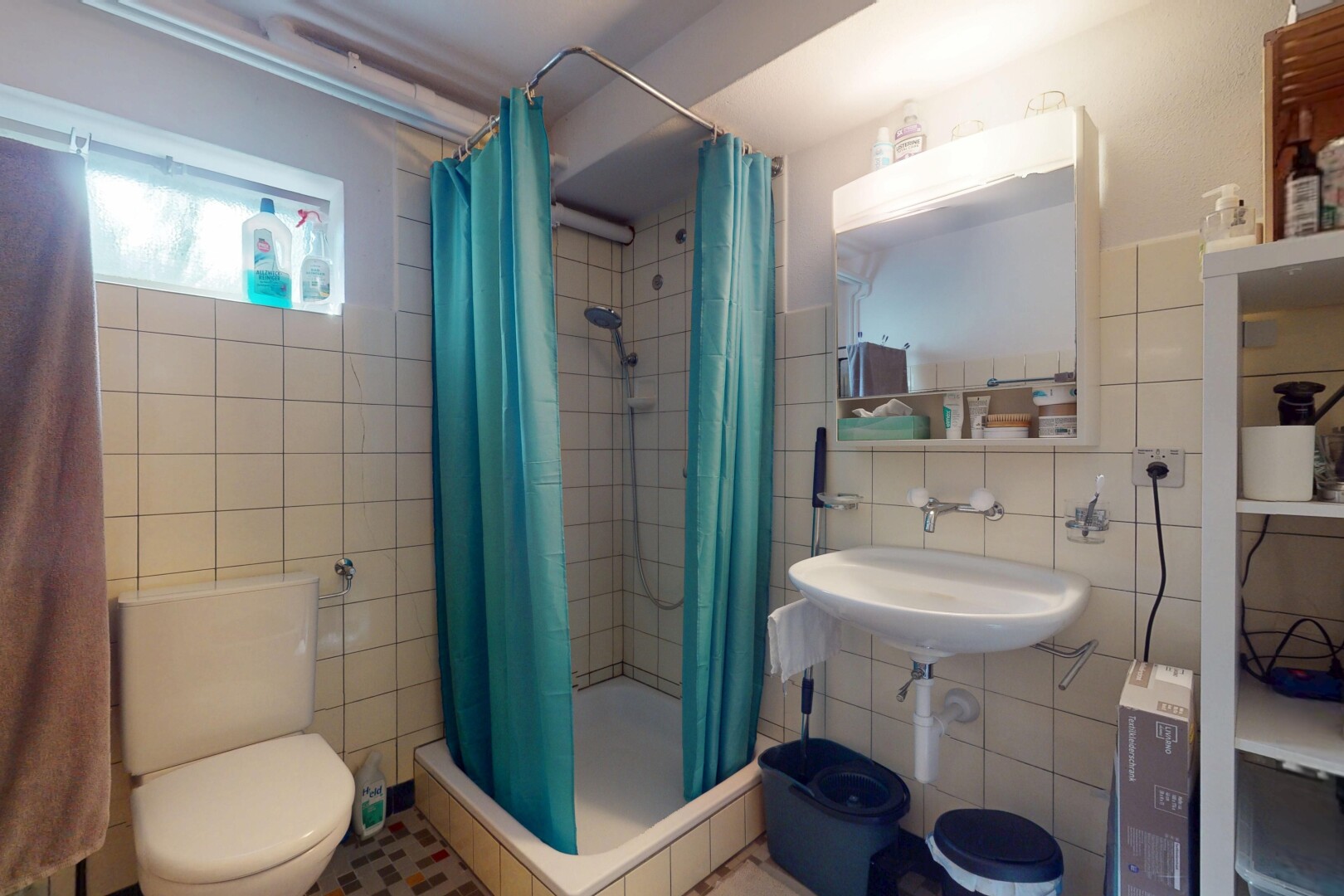 salle de bains avec tile wall, mur en carrelage, inside property, natural light, et lumière naturelle
