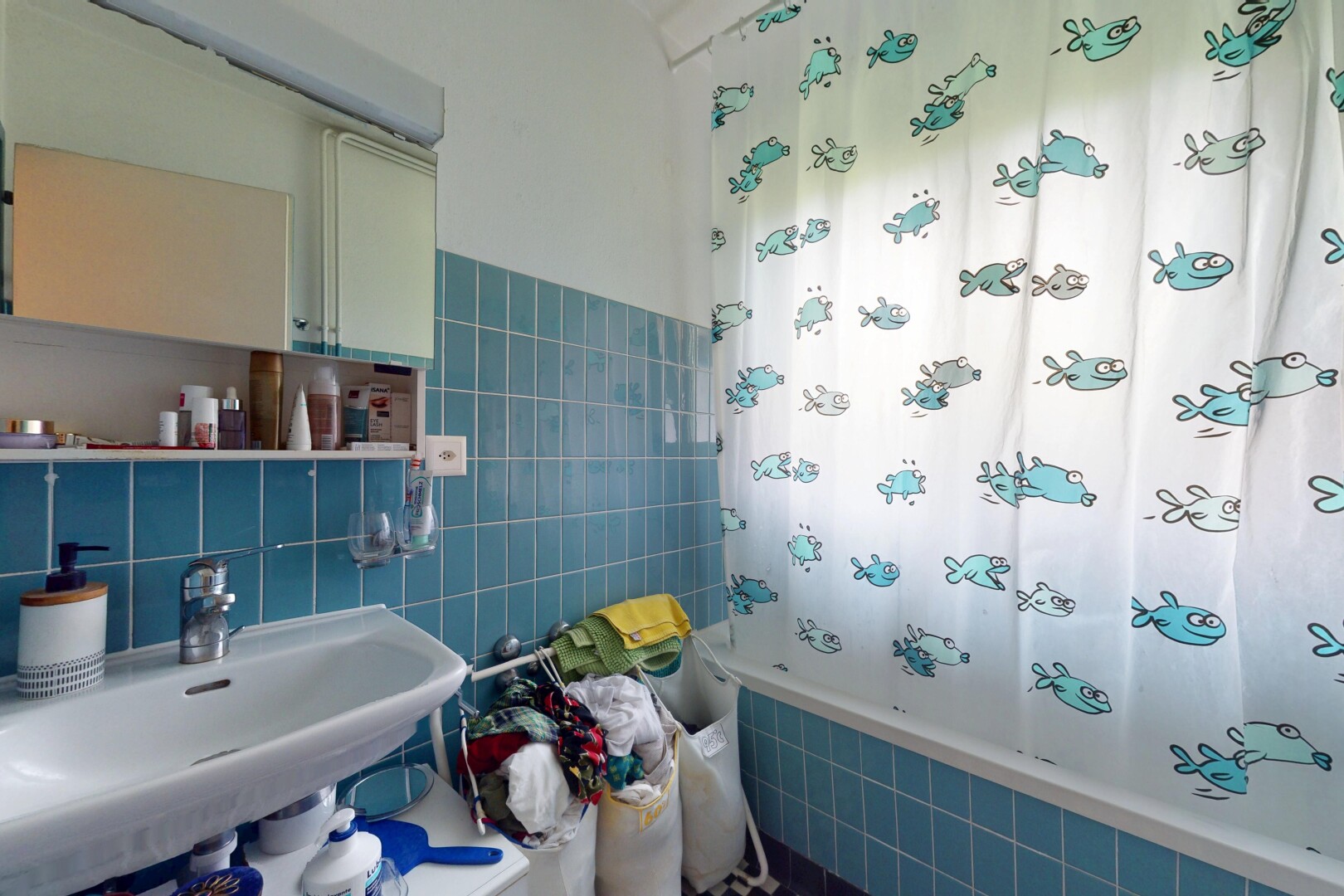 salle de bains avec mur en carrelage, tile wall, miroir, salle de bain complète, et douche-bain combinés