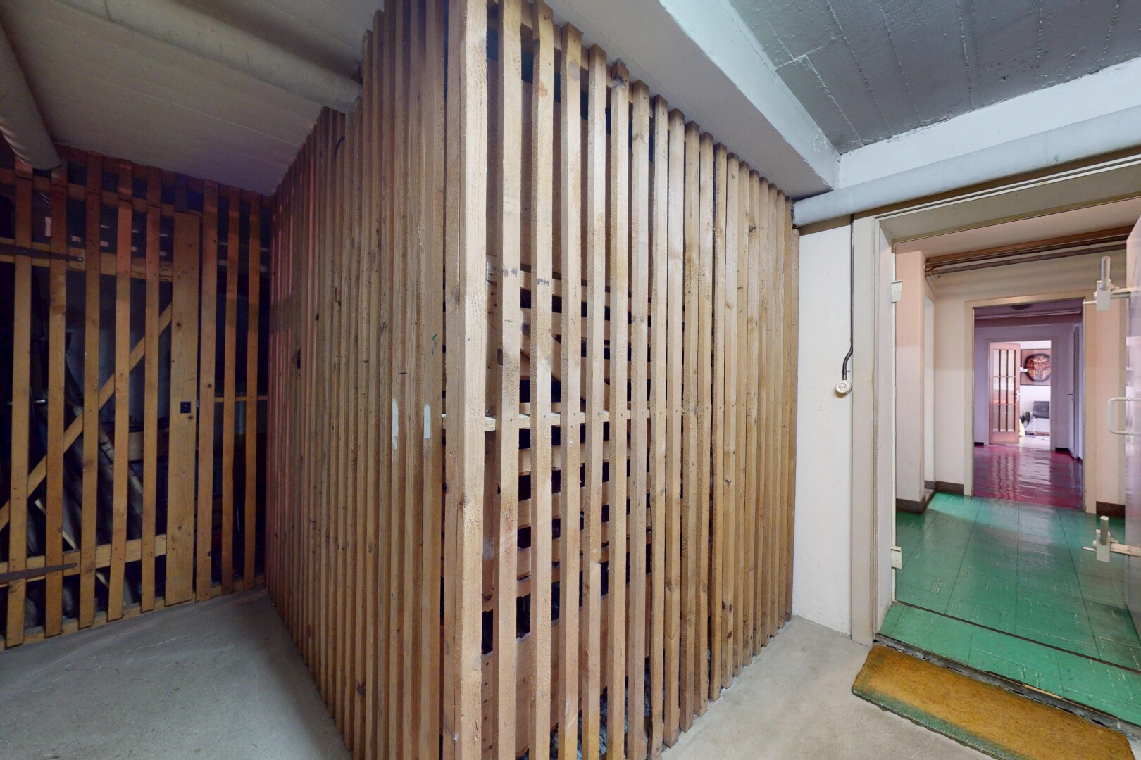 couloir avec inside property, carpet, et moquette