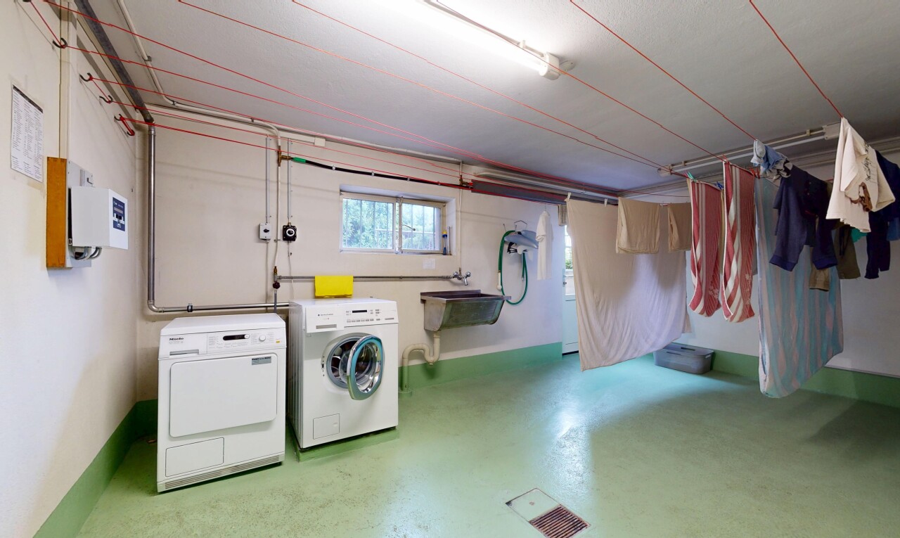 buanderie avec natural light, lumière naturelle, inside property, finished concrete floor, et concrete floor