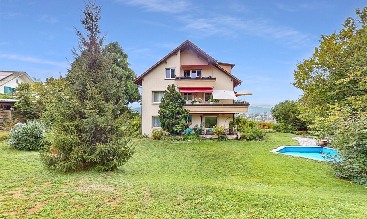 façade avec pelouse, balcon, day time, property visible, et bardage en stuc